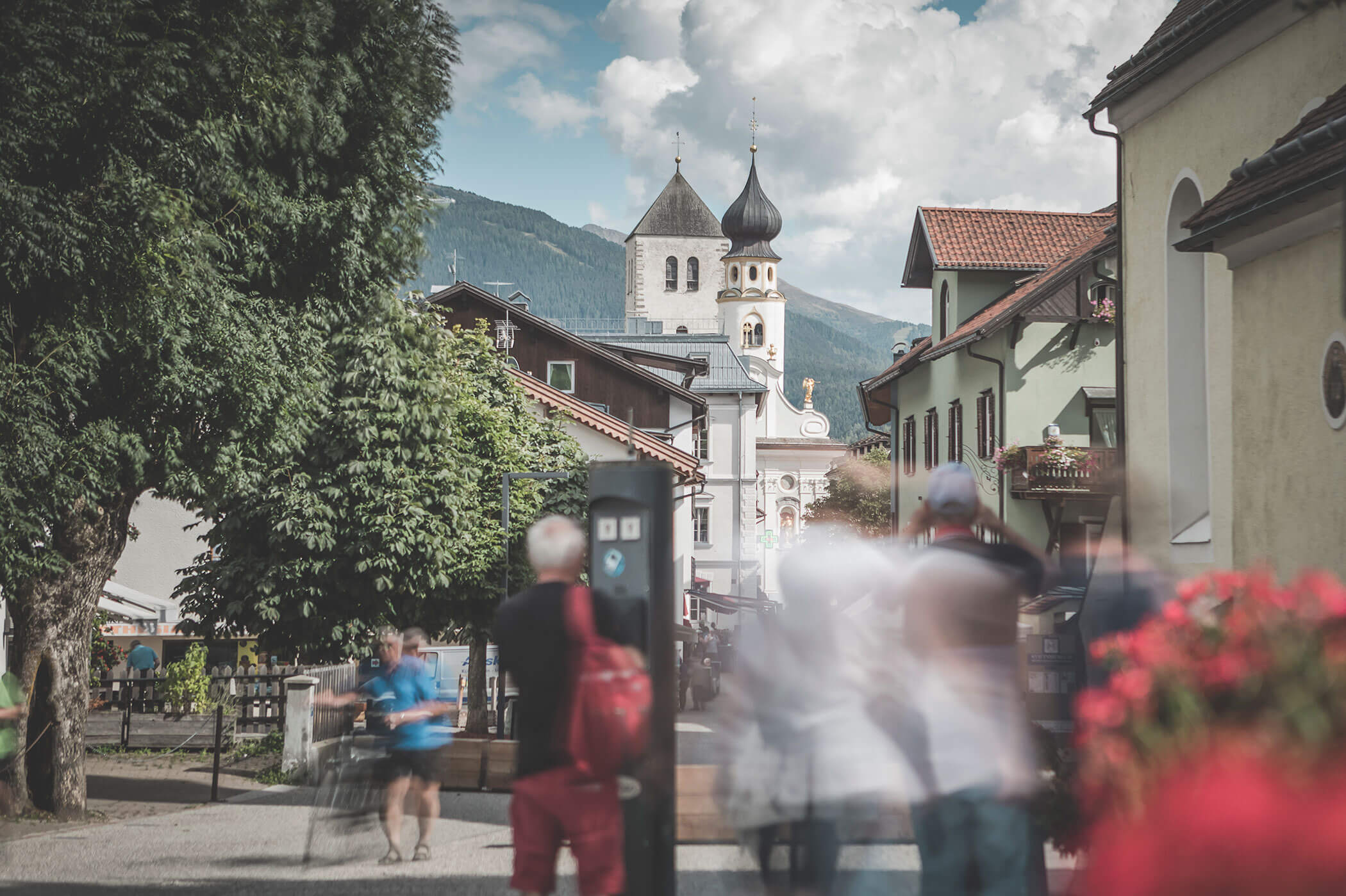 Innichen Zentrum mit Personen - Residence Burgmann Weilicher