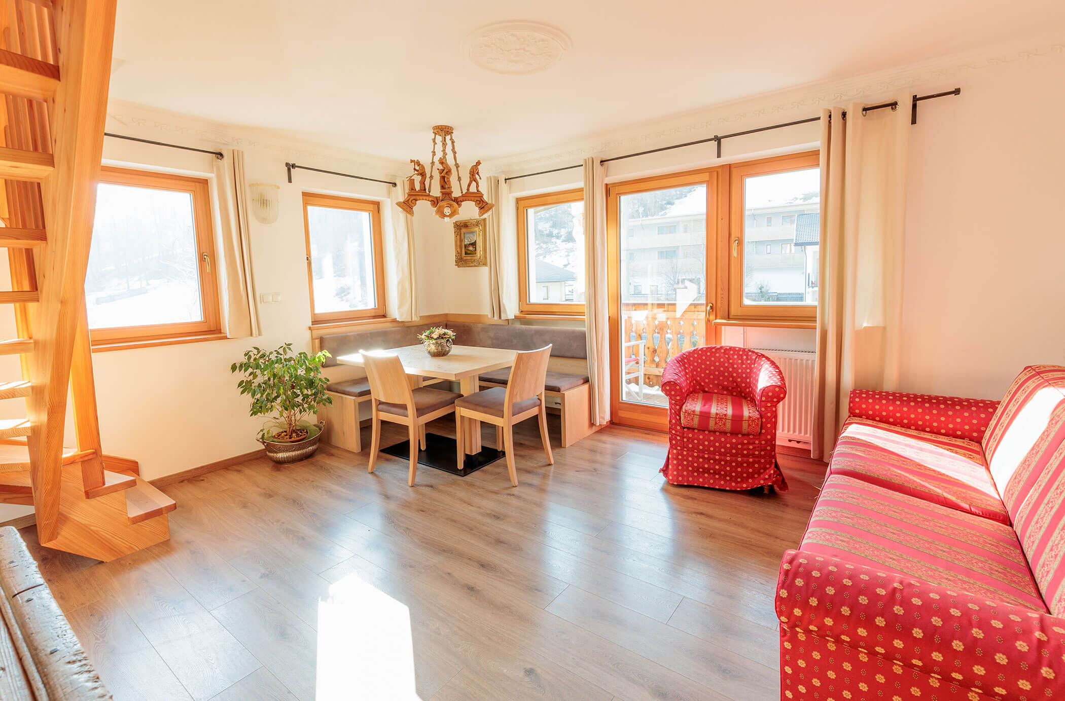 Haus Burgmann - Couch rot & Esstisch - Residence Burgmann Weilicher